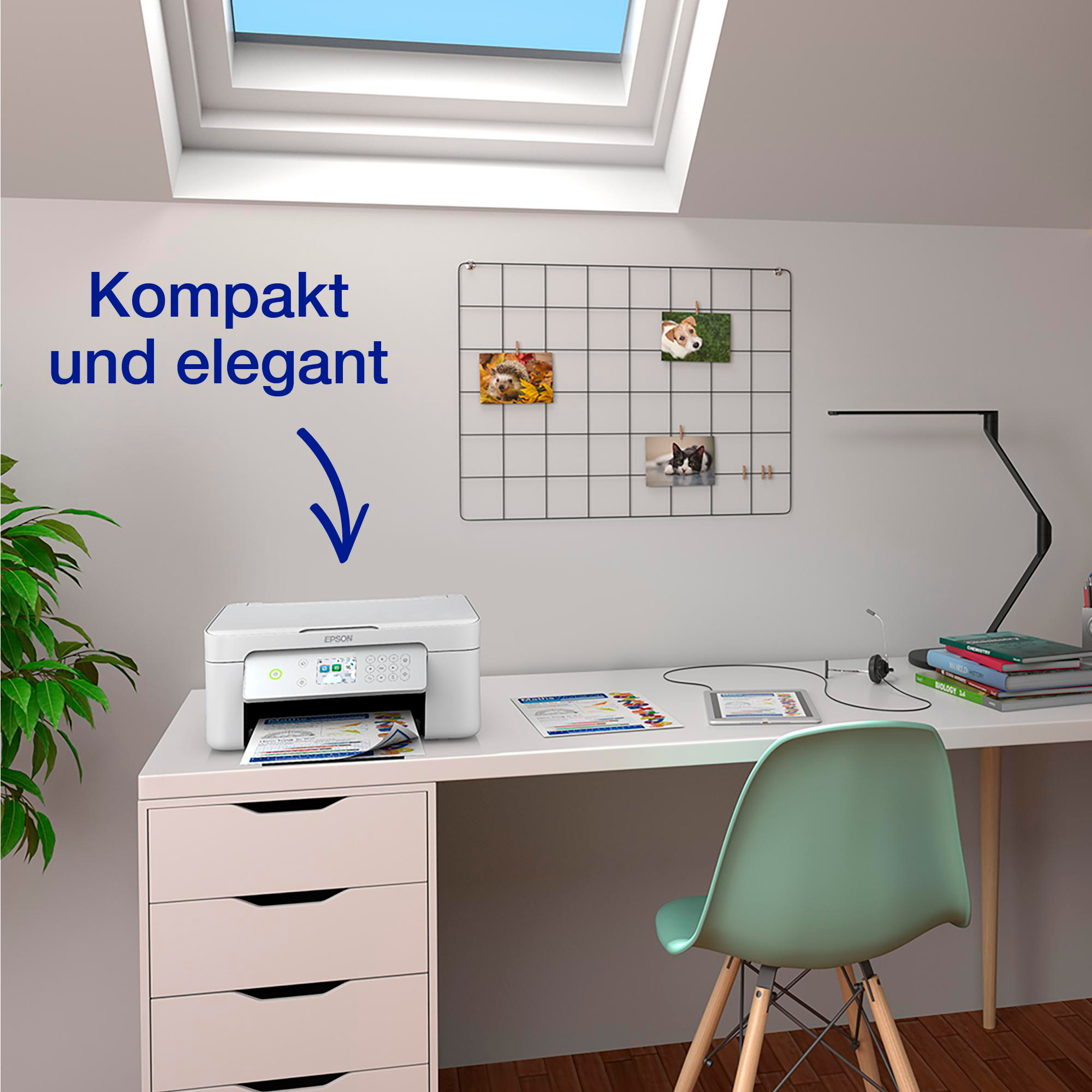Ein weißer Drucker auf einem Schreibtisch, Text darüber, mit einem grünen Stuhl und Fenster im Hintergrund.