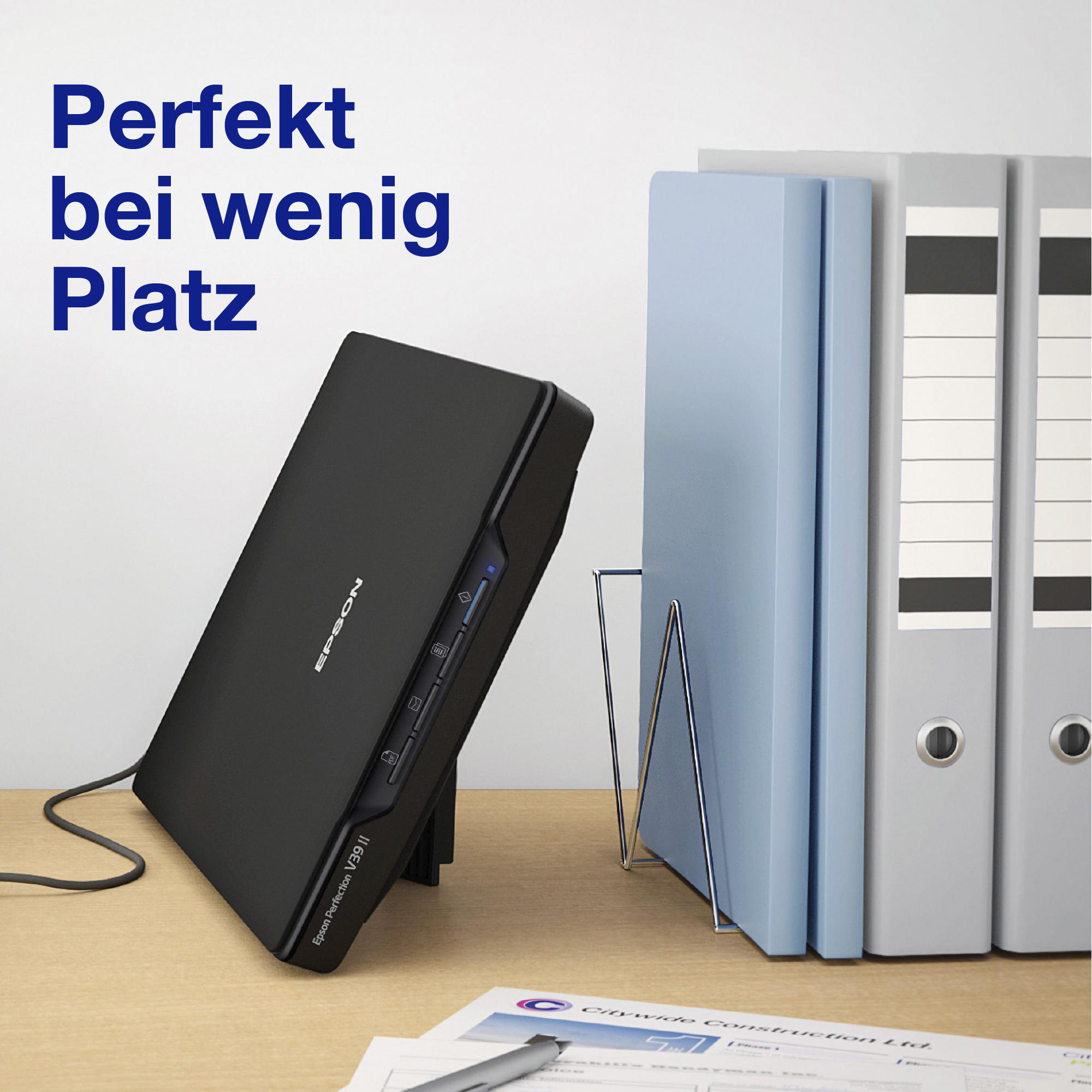 Schwarzer Scanner auf einem Schreibtisch, neben Ordnern. Text: 'Perfekt bei wenig Platz'.