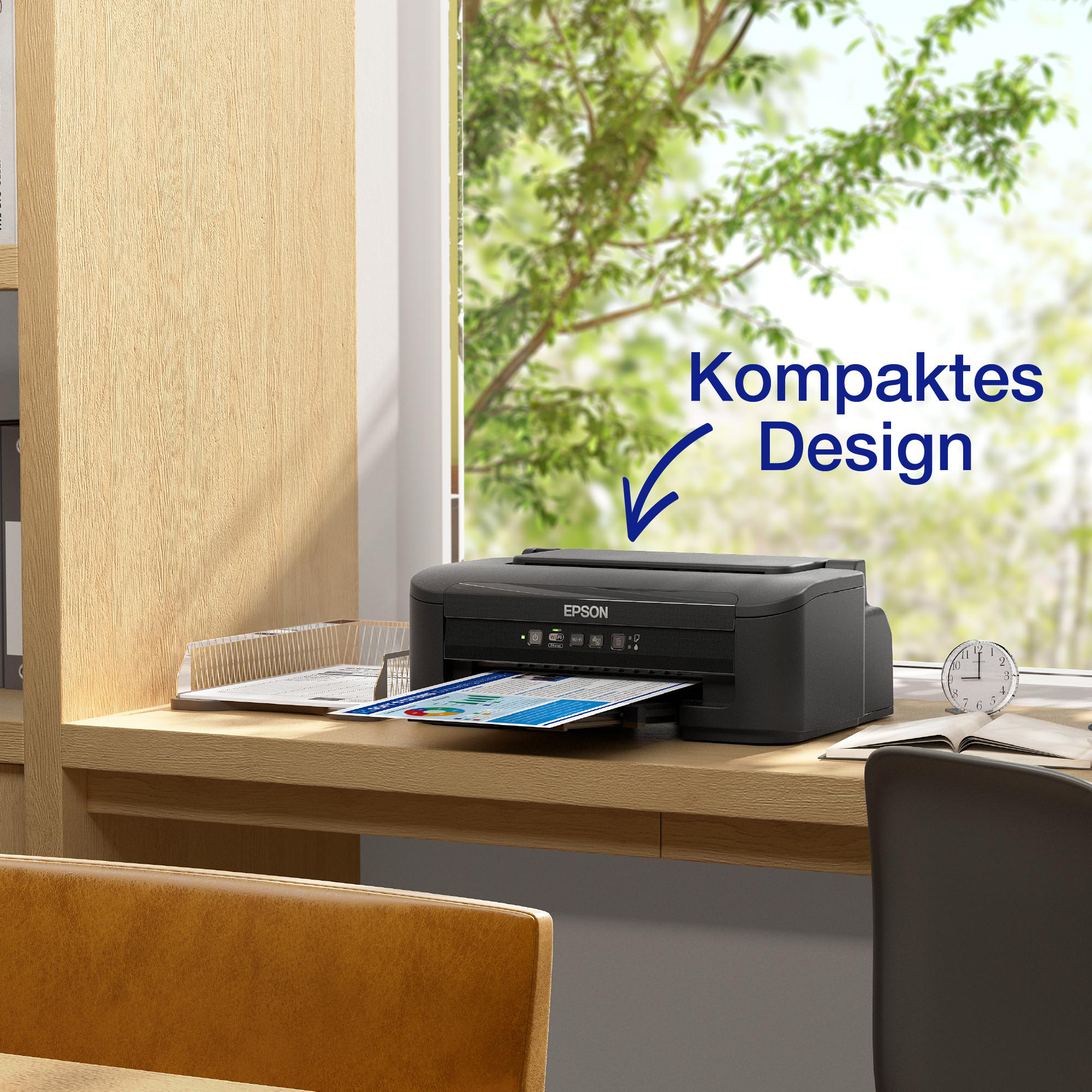 Schwarzer Drucker auf einem Holztisch am Fenster. Text weist auf ein kompaktes Design hin.