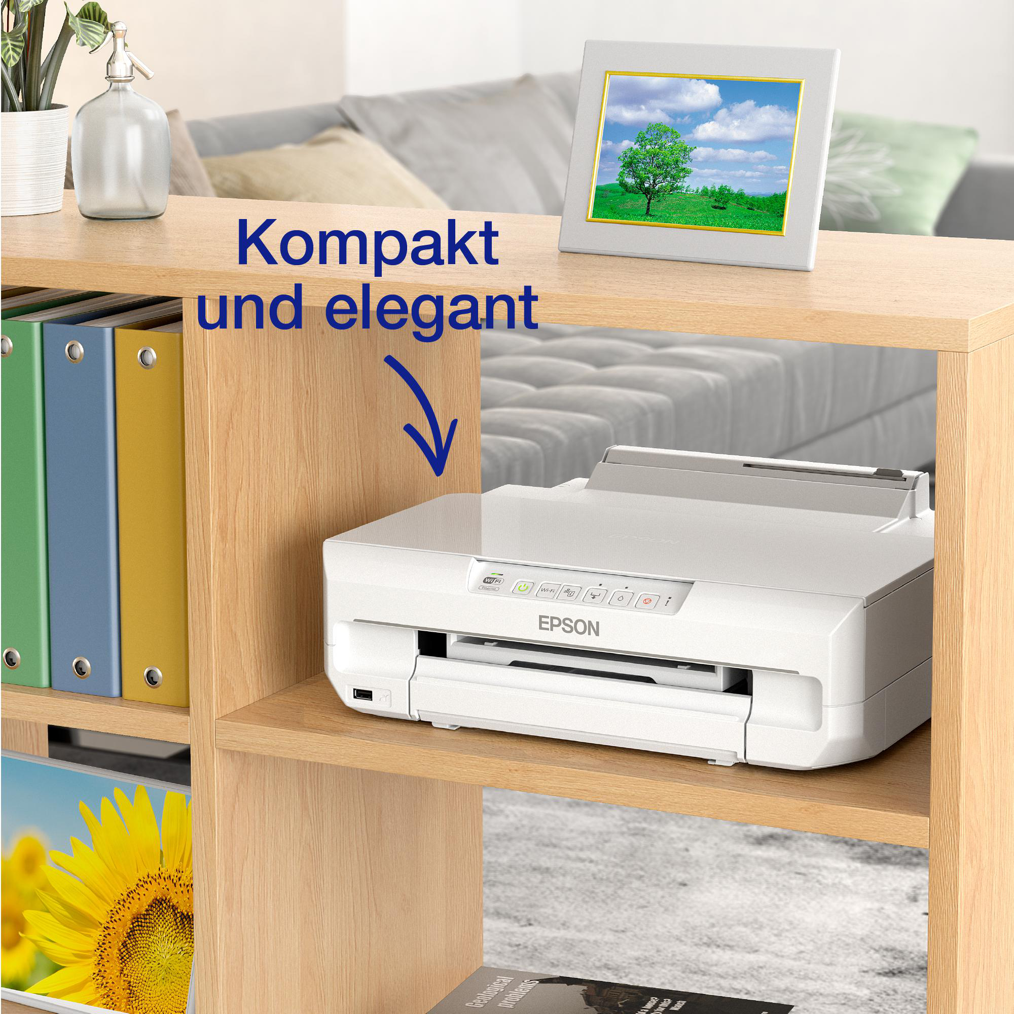 Ein Drucker auf einem Regal mit dem Text 'Kompakt und elegant' und einem gerahmten Bild.