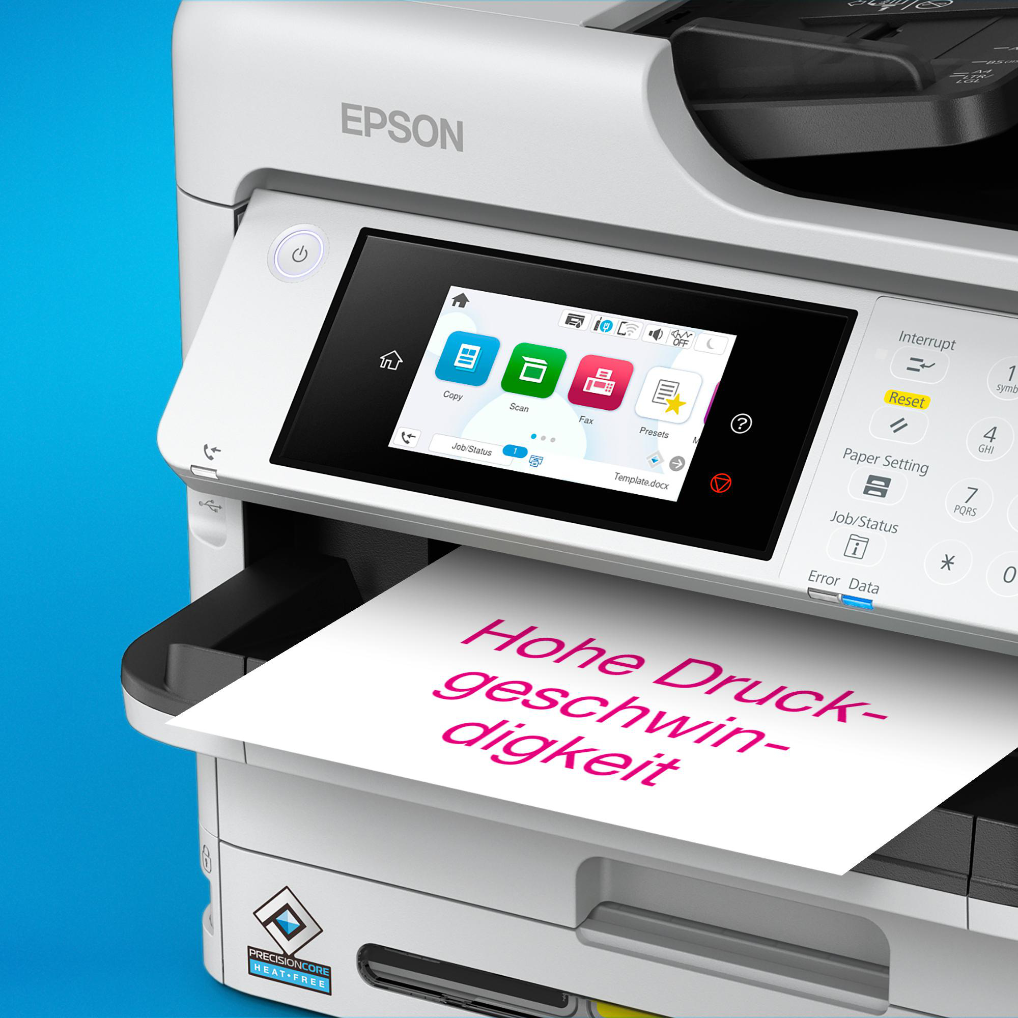 Weißer Drucker druckt Papier mit rosa Text, blauer Hintergrund.