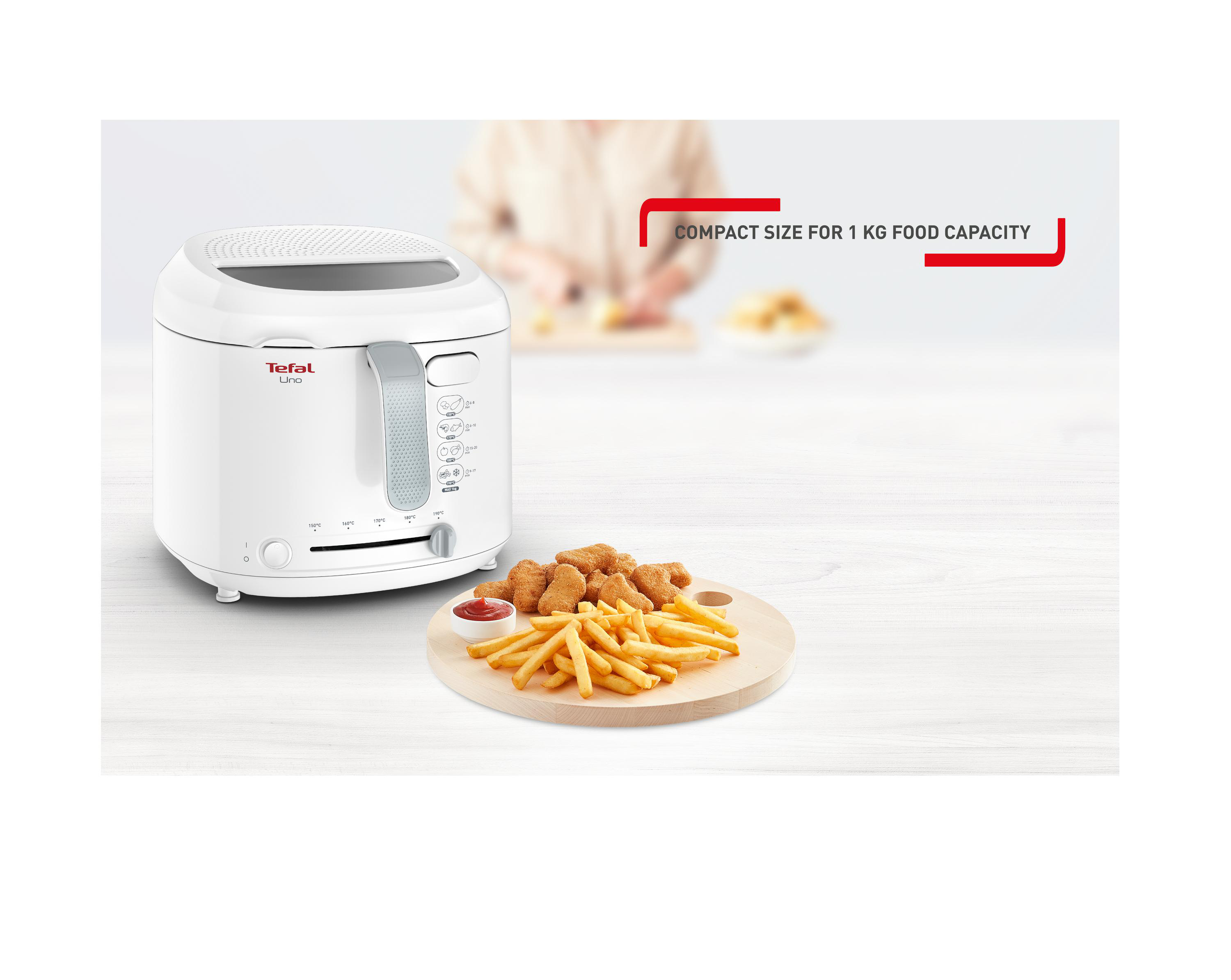 Weißer Fritteuse mit Pommes und Nuggets auf einem Holzbrett. Text: Kompakte Größe für 1 kg Kapazität.