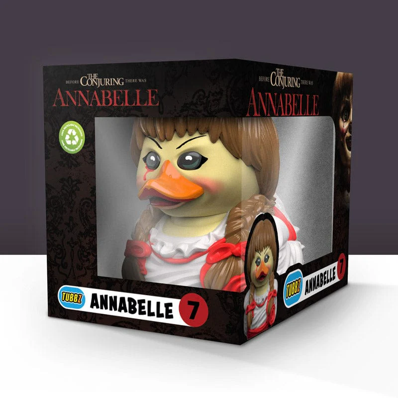 Egy Annabelle baba egy dobozban. A dobozon filmlogó és a baba képe látható.