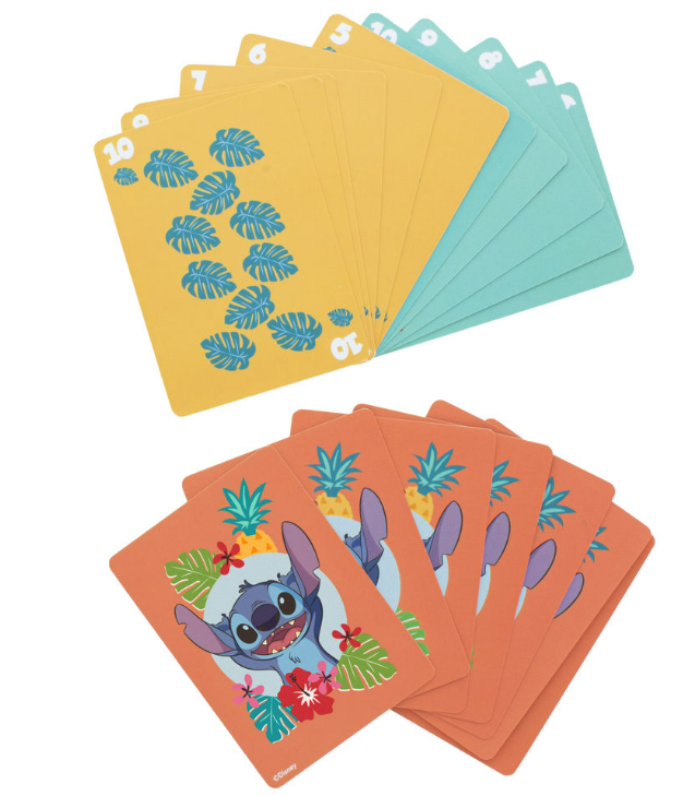 Ein Satz Disney-Spielkarten. Die Karten haben einen gelben und teal Hintergrund mit Stitch.