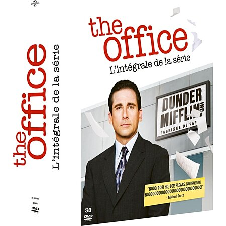 Couverture DVD de "The Office". Steve Carell en costume devant une enseigne "Dunder Mifflin".