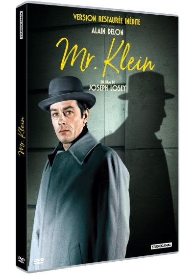 DVD cover van 'Mr. Klein'. Toont een man in jas en hoed. Gele tekst, zwarte rand.