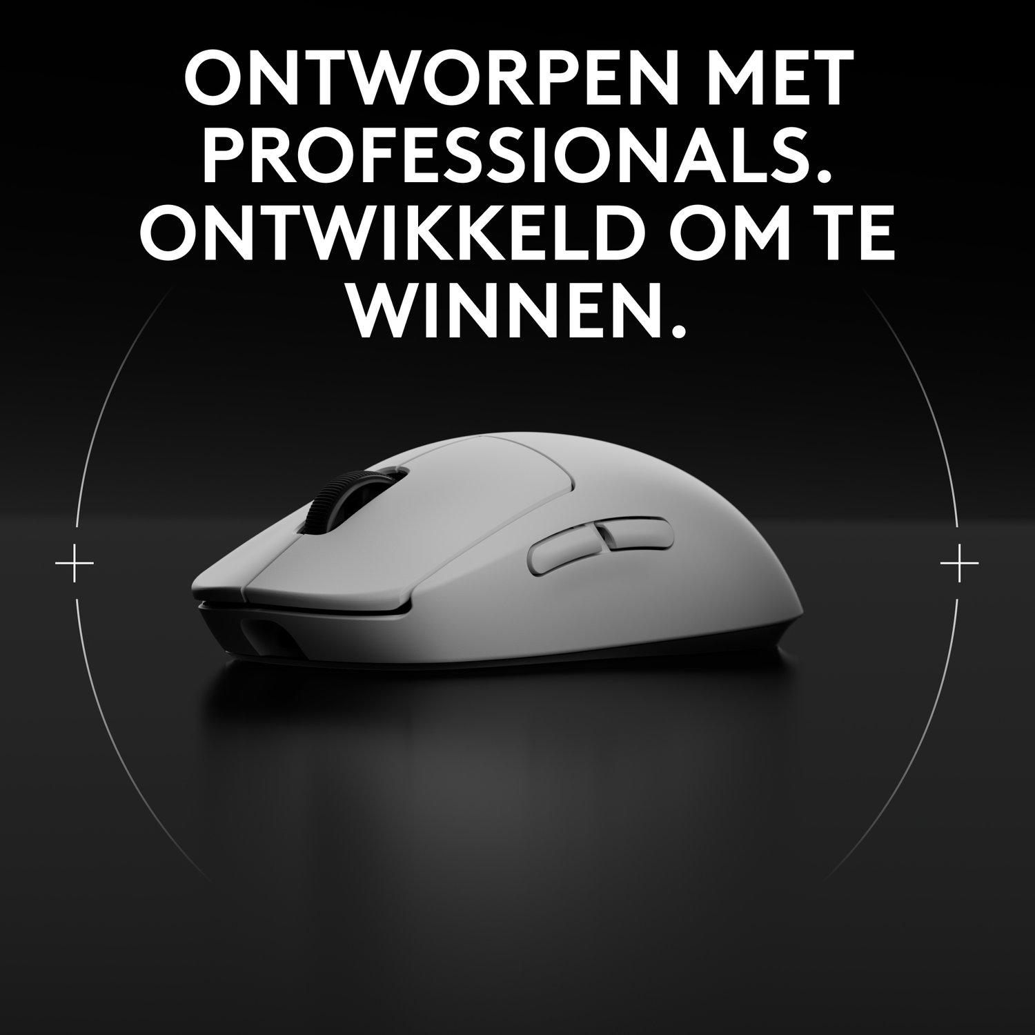 Een grijze computermuis met scrollwiel en knoppen op een donkere achtergrond.