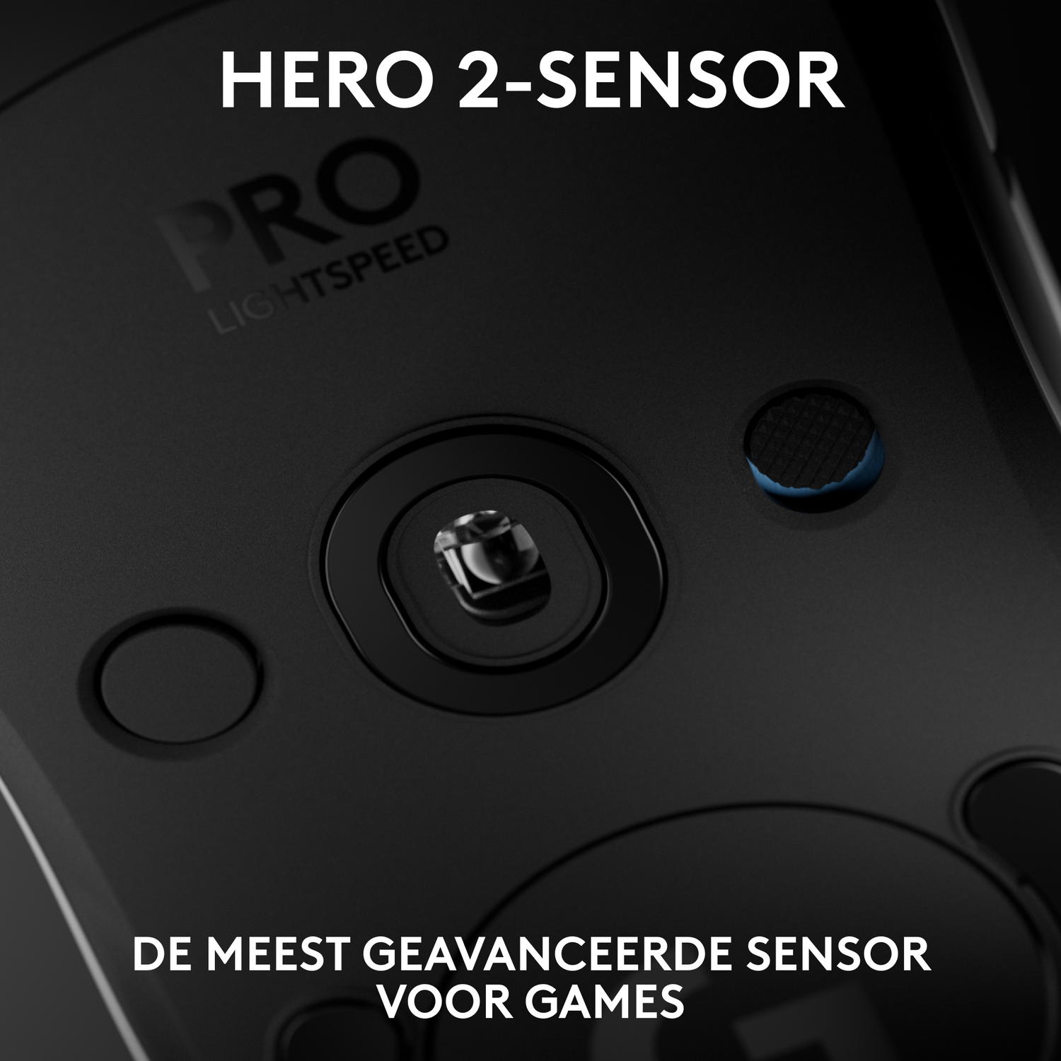Close-up van een zwarte gamingmuis met een centrale sensor en een blauwe knop. Tekst: 'HERO 2-SENSOR'.
