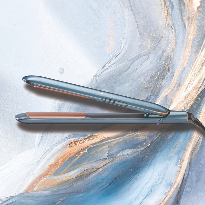 Piastra per capelli blu e argento. Le piastre sono aperte, mostrando un interno color rame.