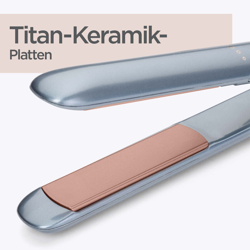 Un primo piano di una piastra per capelli, che mostra l'esterno blu metallizzato e le piastre oro rosa.