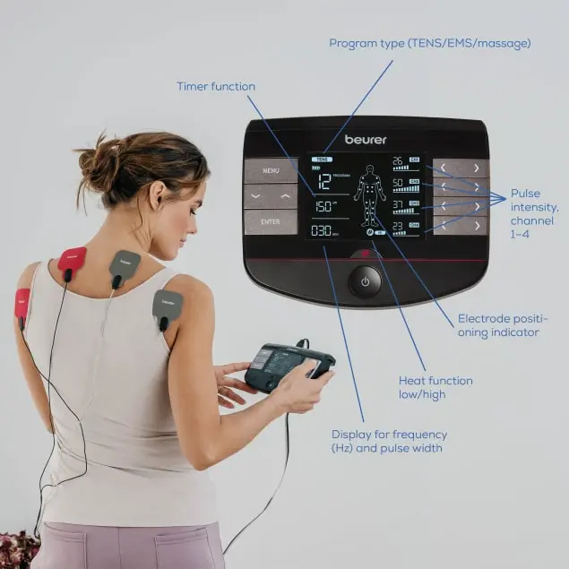 Donna che utilizza un dispositivo TENS/EMS. Il dispositivo e il suo schermo sono visibili. Fili collegati al corpo.