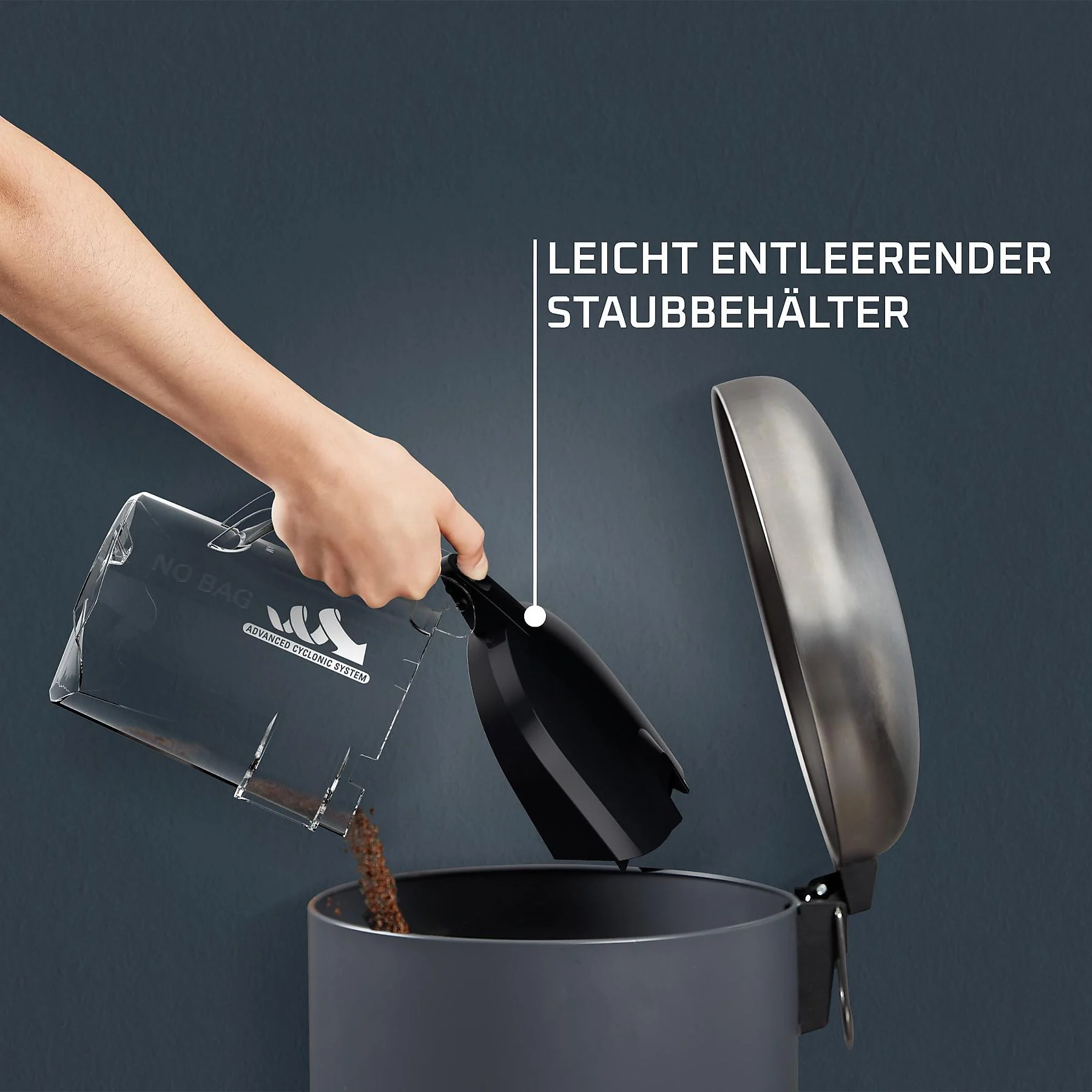 Person entleert einen transparenten Staubsaugerbehälter in einen Mülleimer.