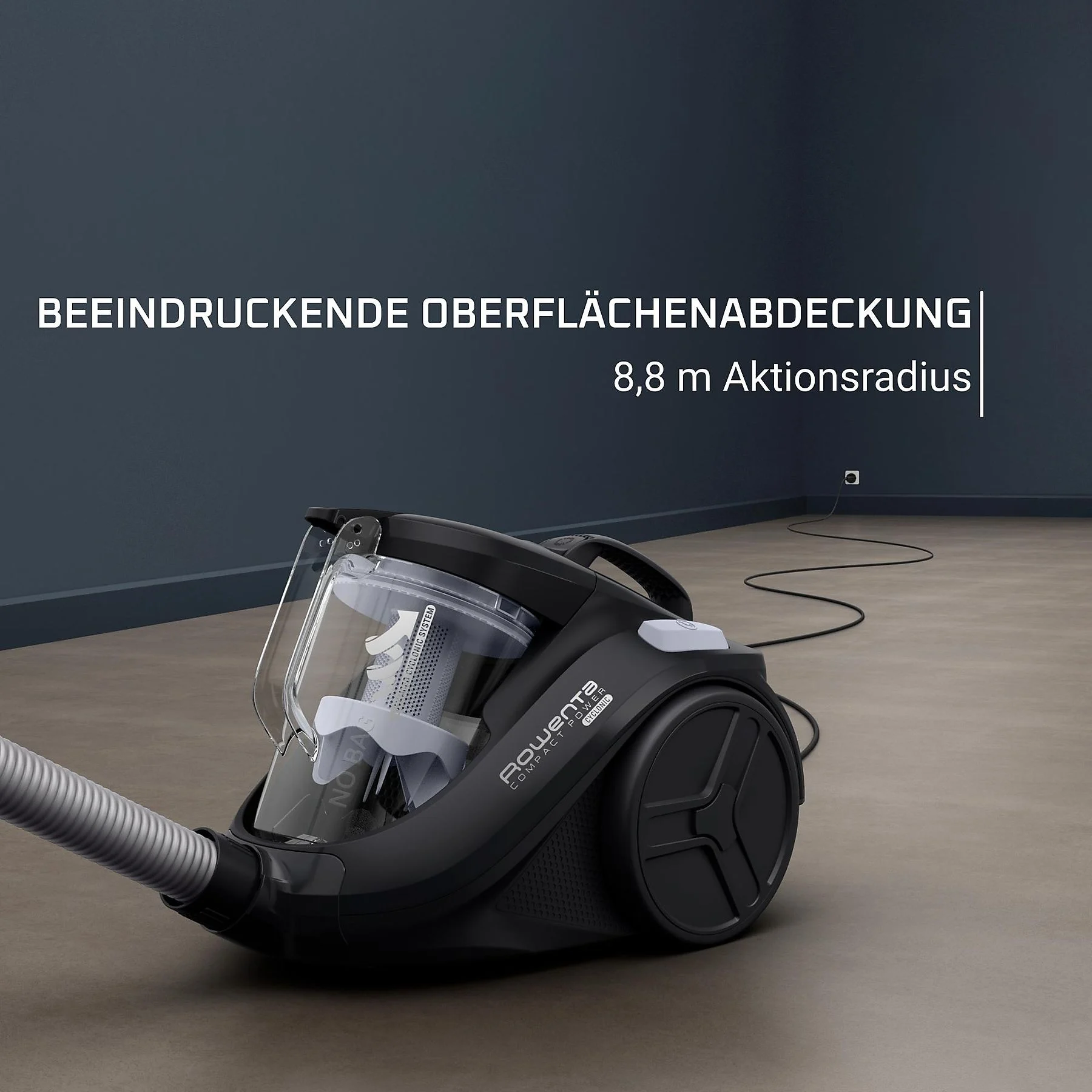 Schwarzer Staubsauger auf einem Boden. Der Text 'beeindruckende Oberflächenabdeckung'.