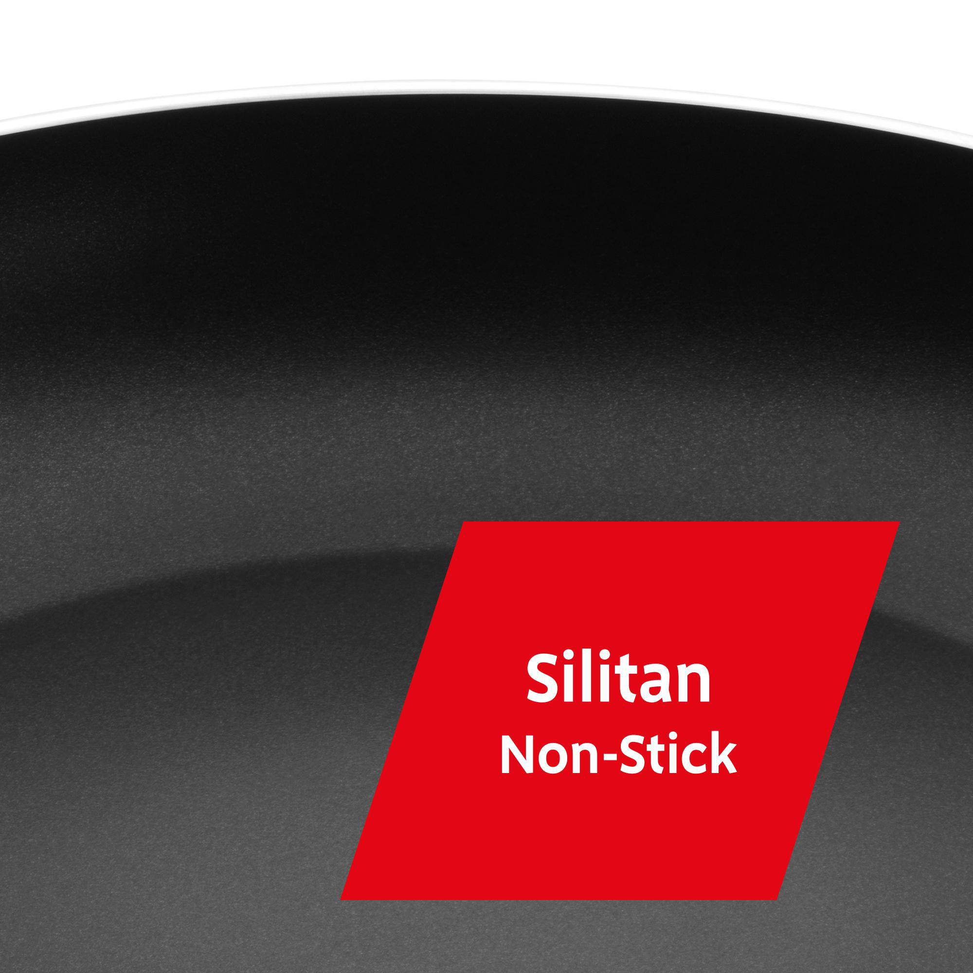 Schwarze Antihaft-Bratpfanne mit rotem Silital Non-Stick-Label auf schwarzer Oberfläche.