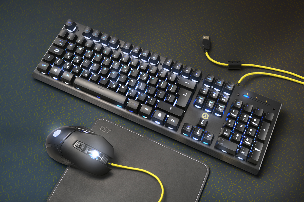 Clavier noir et argenté avec touches éclairées, souris et tapis de souris noir.
