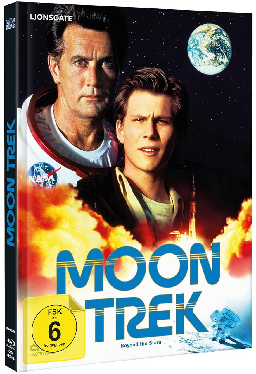 Filmplakat: zwei Männer, Weltraumhintergrund, Titel 'Moon Trek'.
