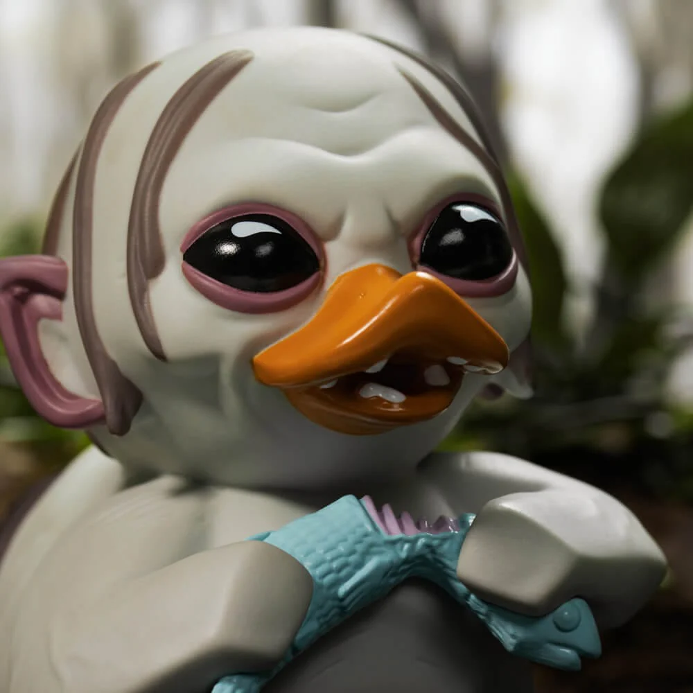 Gollum figura kék halat tart, elmosódott háttérrel.