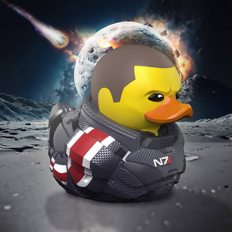 Egy gumikacsa Mass Effect N7 páncélban egy holdfelszínen, űr háttérrel.
