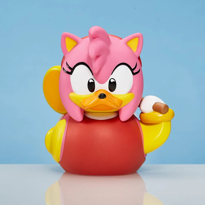 Amy Rose kacsafigura. Piros, sárga és rózsaszín színek kék háttéren.