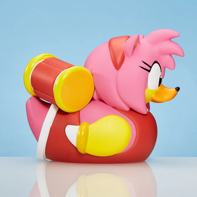 Amy Rose Sonic a Sündisznó gumikacsa. Kék háttér.
