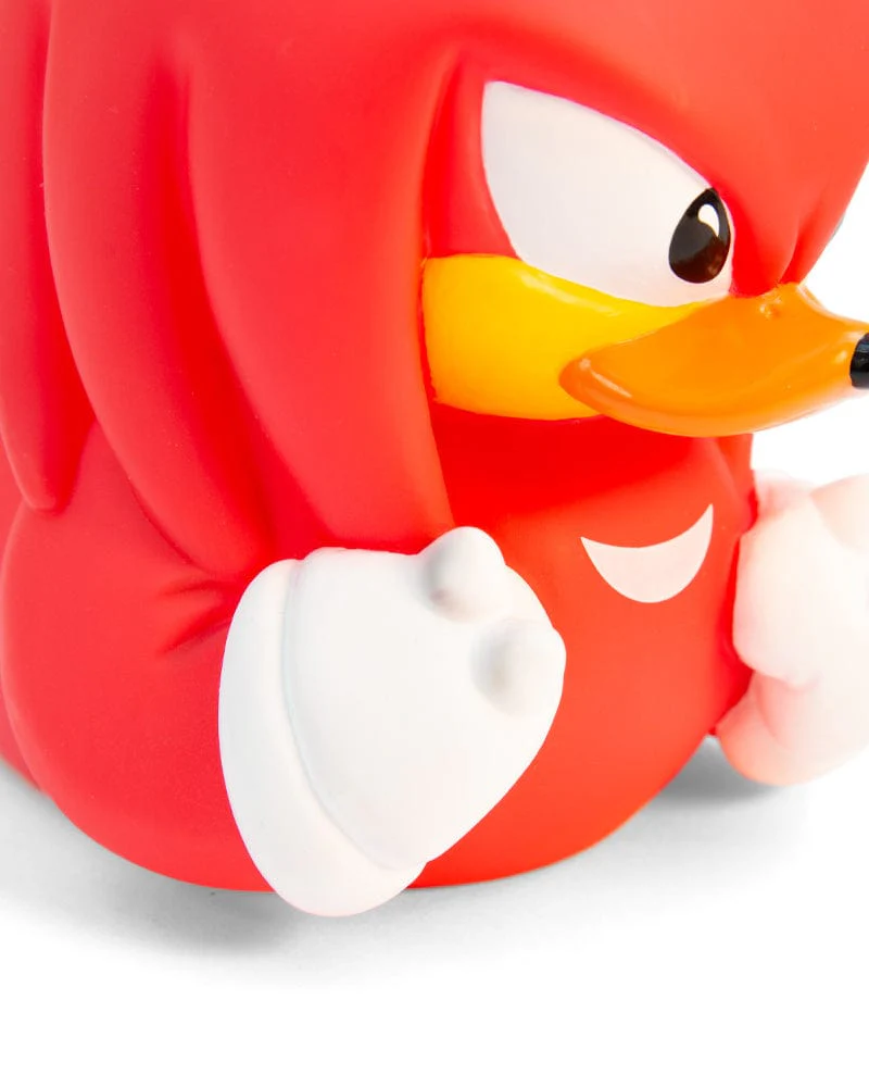 Közelkép egy piros Knuckles figuráról fehér kesztyűkkel és sárga pofával.