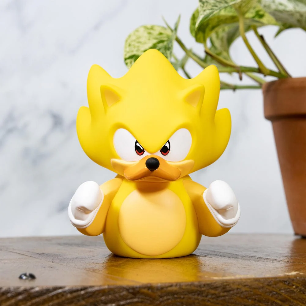 Sárga Sonic the Hedgehog figura piros szemekkel.
