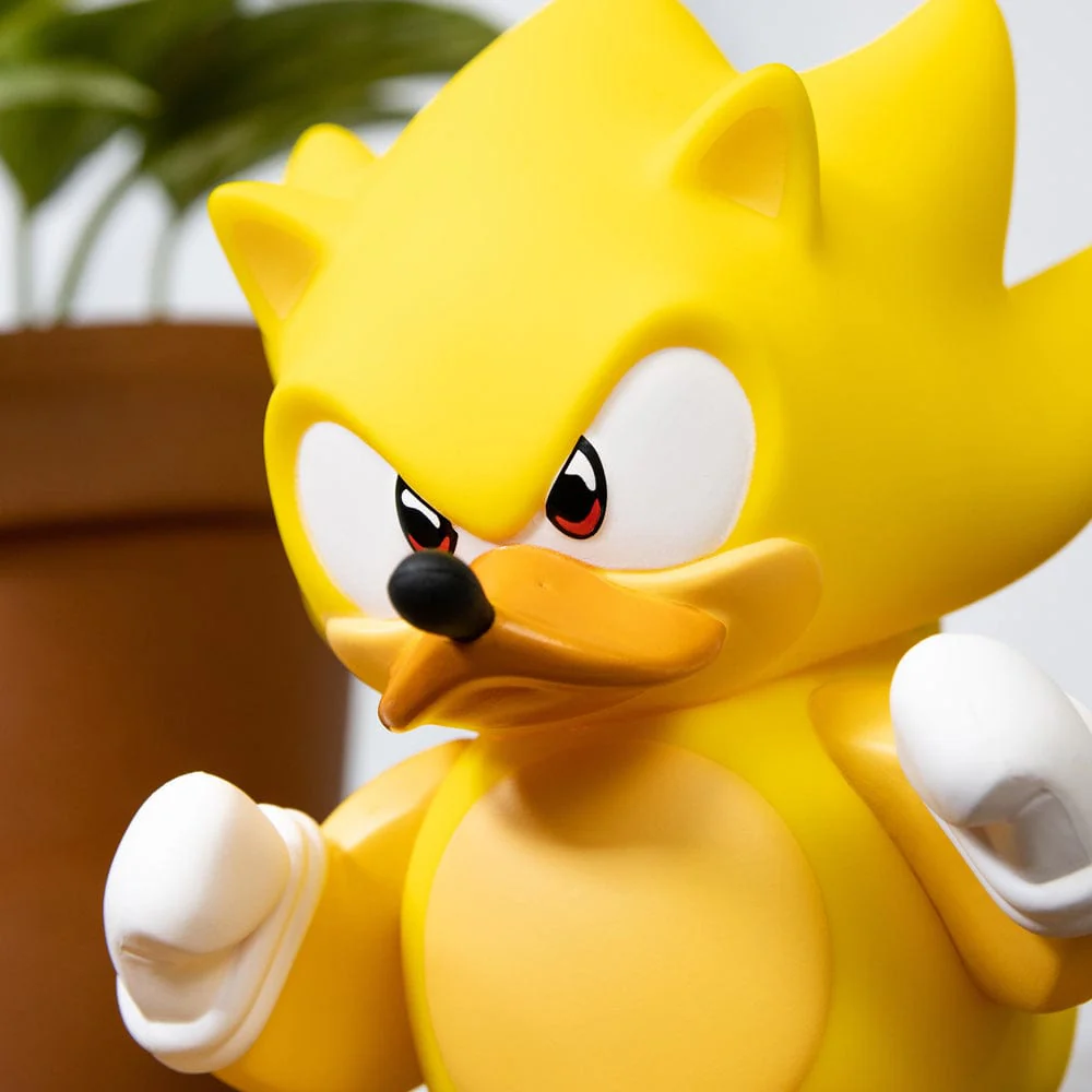 Sárga Super Sonic figura. Tüskés haja, piros szeme van, fehér felületen áll.