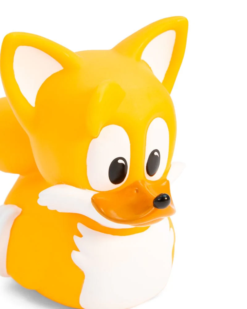 Egy sárga gumikacsa-játék, a Sonic the Hedgehog Tails-jének formájában látható.