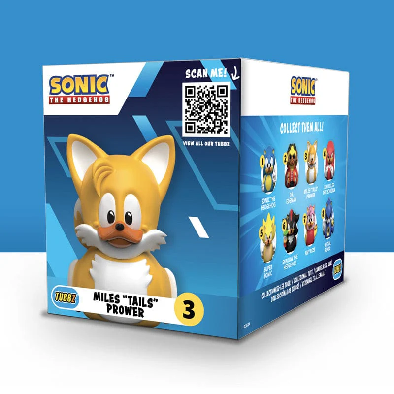 Miles „Tails” Prower játéka dobozban. Sárga róka játékot tartalmaz. Kék háttér.