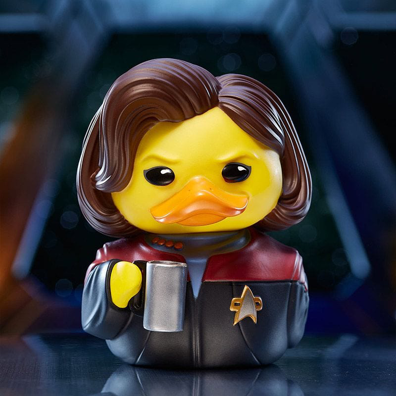 Egy gumikacsa Star Trek logóval, bögrét tart, komoly arckifejezéssel.