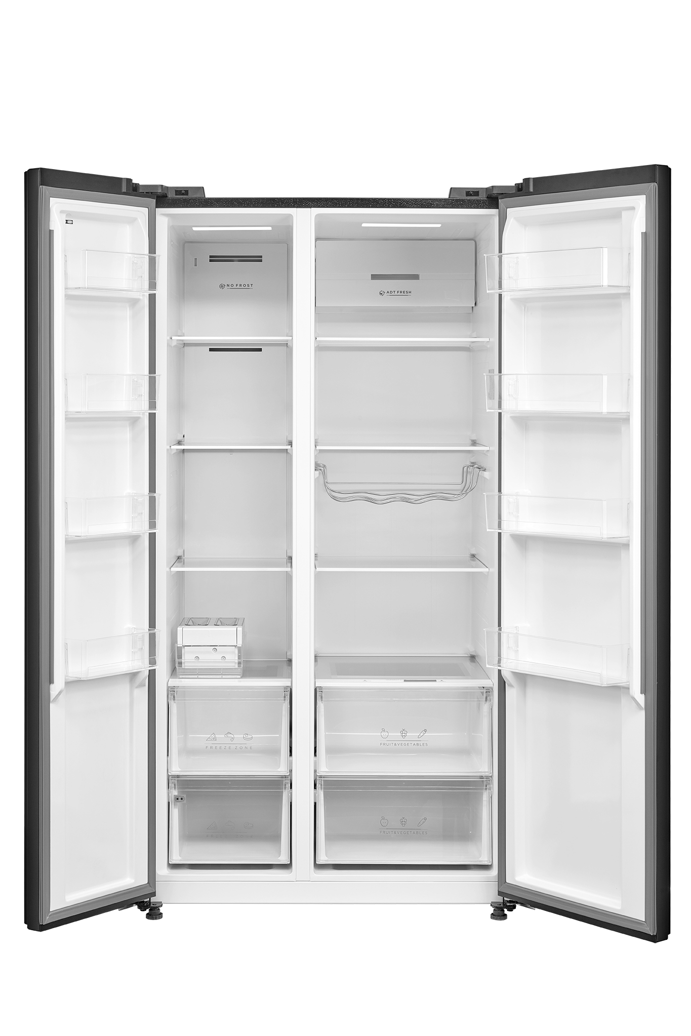 Ein Doppeltür-Kühlschrank ist geöffnet und zeigt Regale, Schubladen und Fächer im Inneren. Die Türen sind schwarz.
