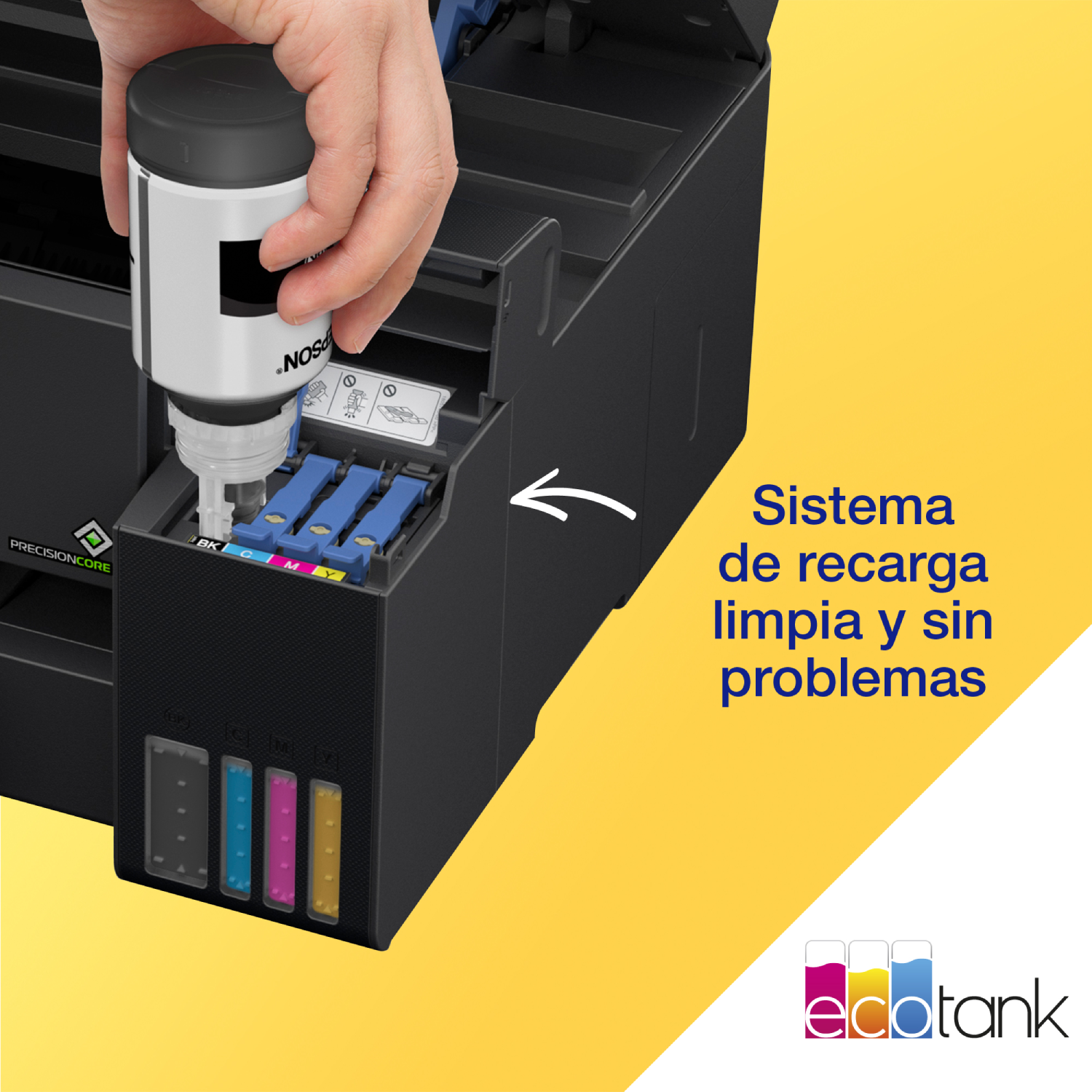 Persona llenando un tanque de impresora negro con una botella de tinta. Texto: 'Sistema de recarga limpio y sin problemas'.