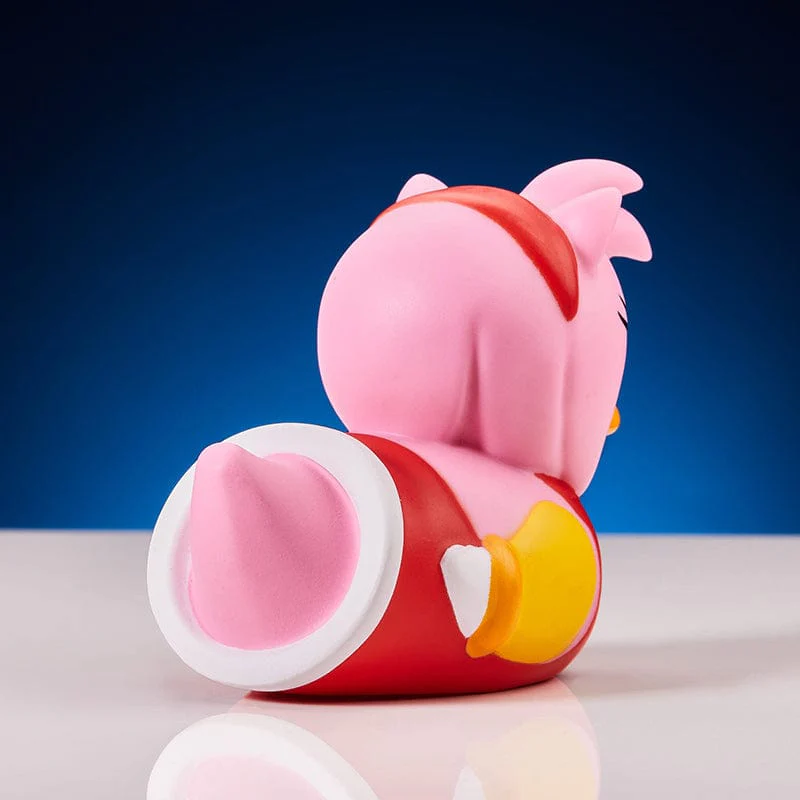 Egy rózsaszín Amy Rose kacsa játék hátulnézete. Piros és fehér, kék háttéren.