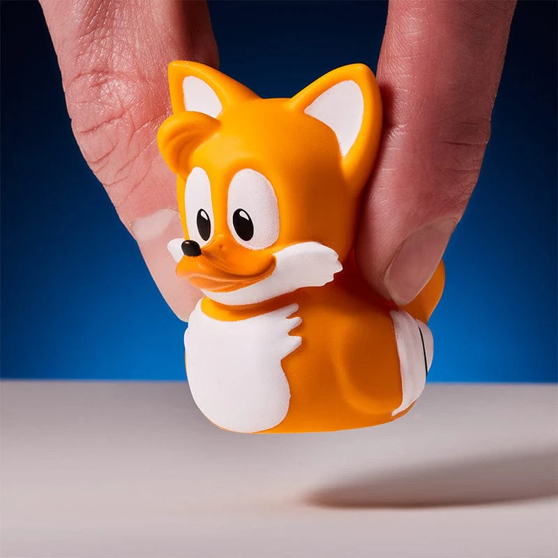 Egy személy kezei tartanak egy gumikacsa játékot, ami a Sonic the Hedgehog karakter, Tails formájú.