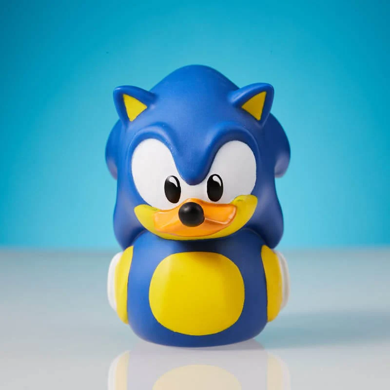Egy Sonic the Hedgehog játék, kék, sárga elemekkel, kék háttér előtt.