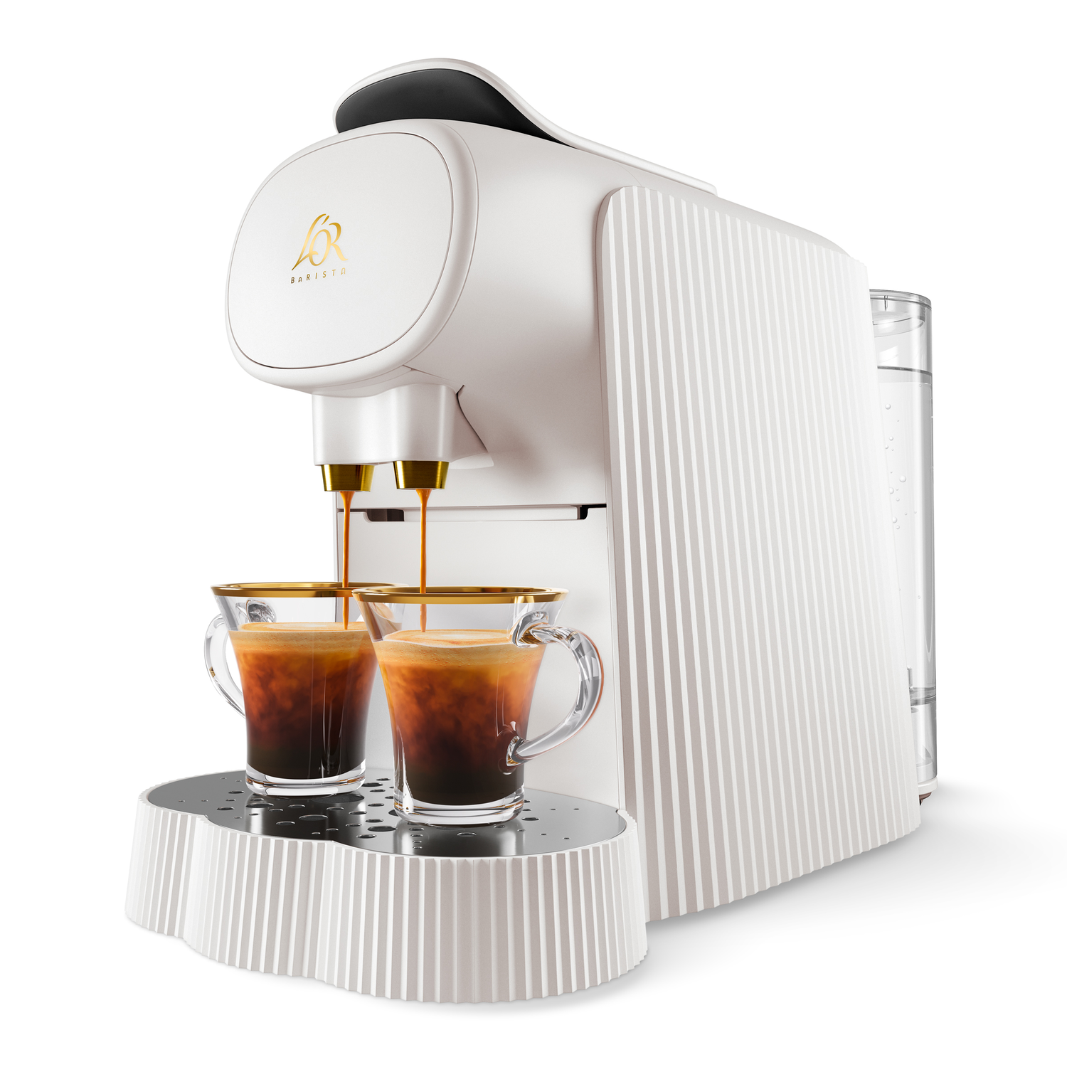 Een witte koffiemachine die koffie uitschenkt in twee glazen kopjes met gouden randen.