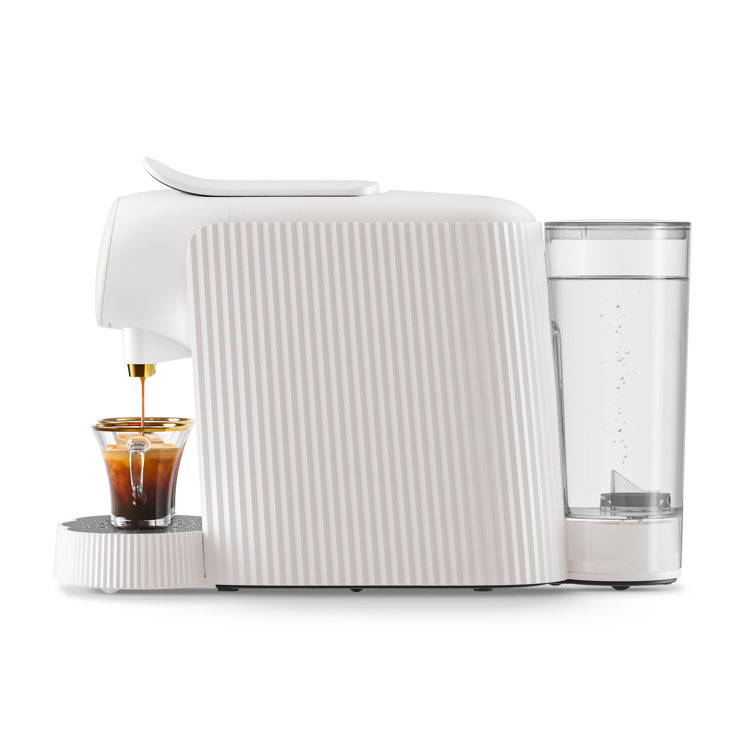 Witte koffiemachine die koffie in glas giet. Watercontainer rechts.