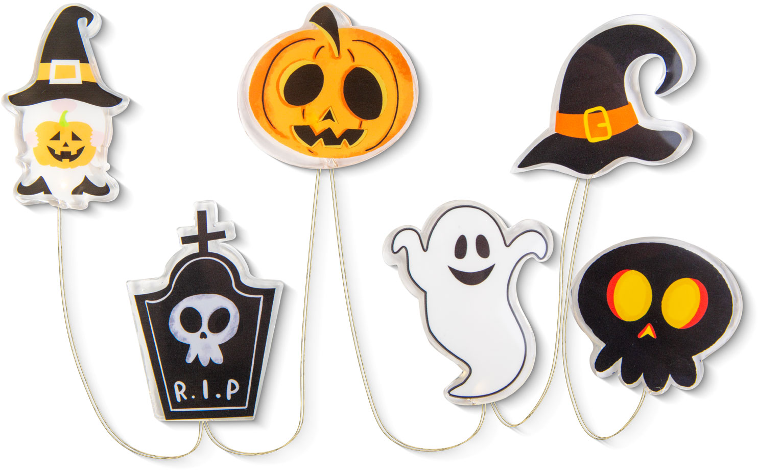 Halloween dekorációk: szellem, tök, boszorkánykalap, sírkő és koponya fehér háttéren.