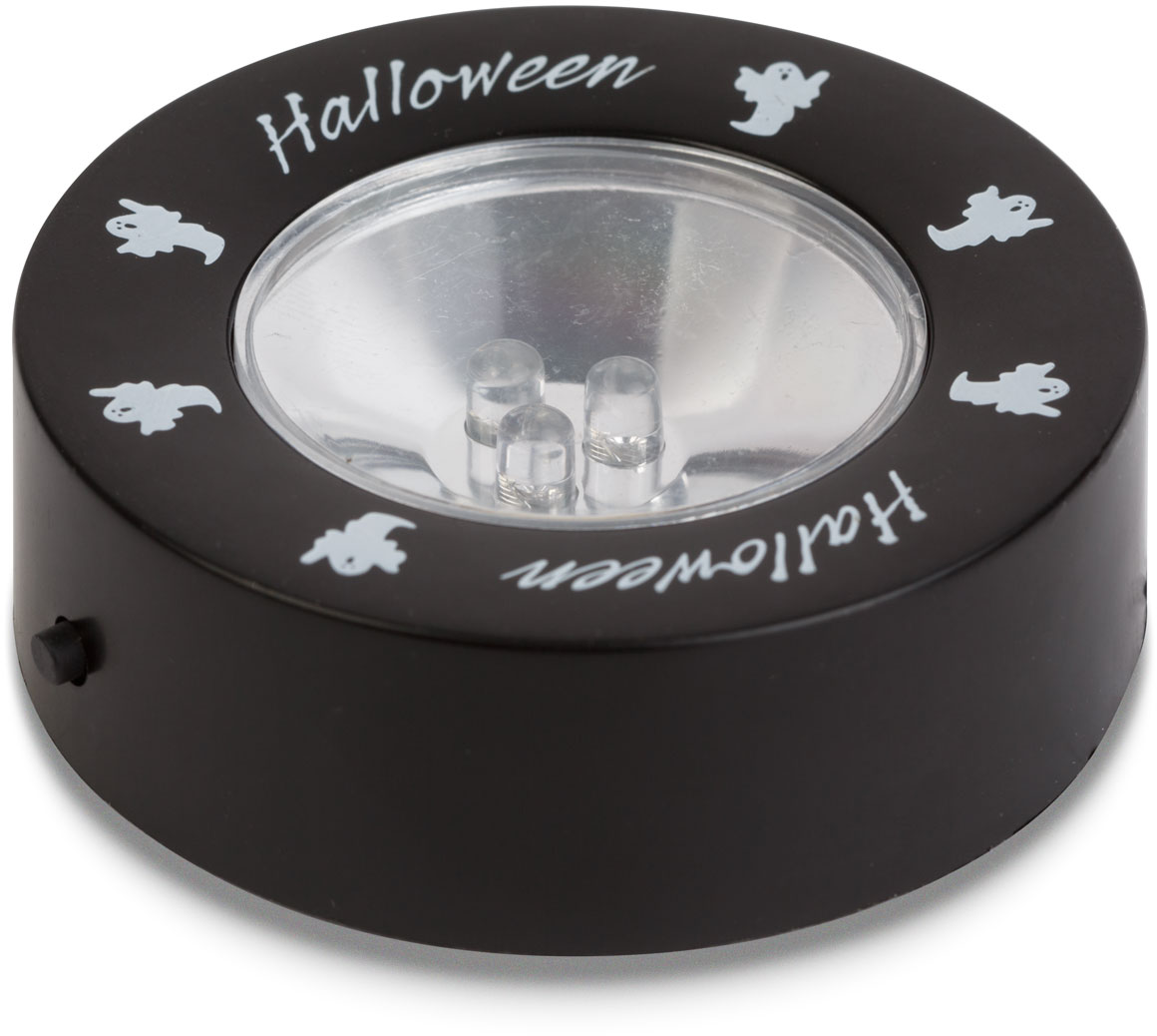 Fekete Halloween dekoráció szellemekkel és egy fénnyel a közepén.