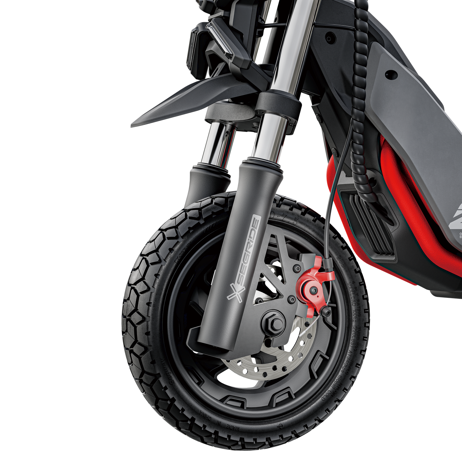 Primer plano de la rueda delantera de un patinete eléctrico negro y rojo. Fondo negro.