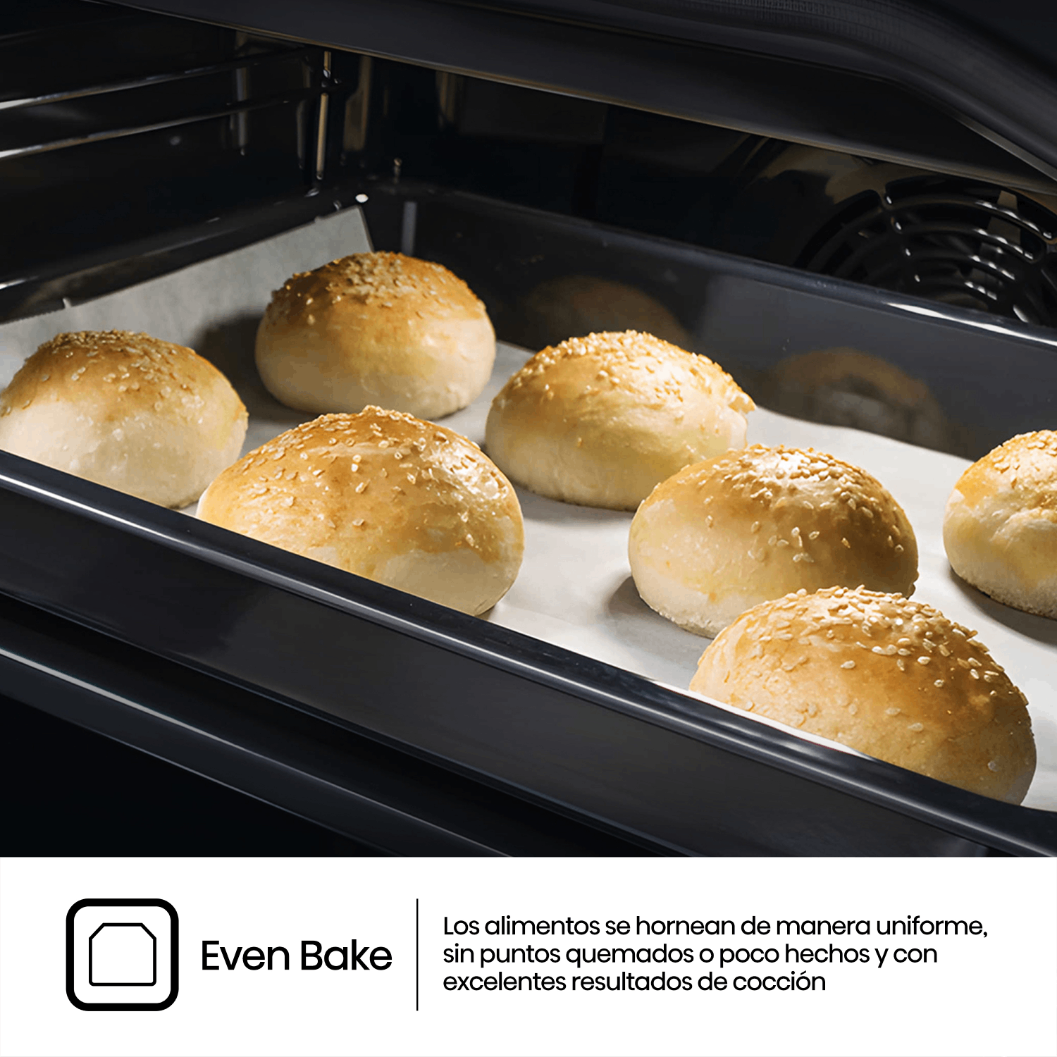 Panecillos horneados con semillas de sésamo en un horno. Interior del horno visible.