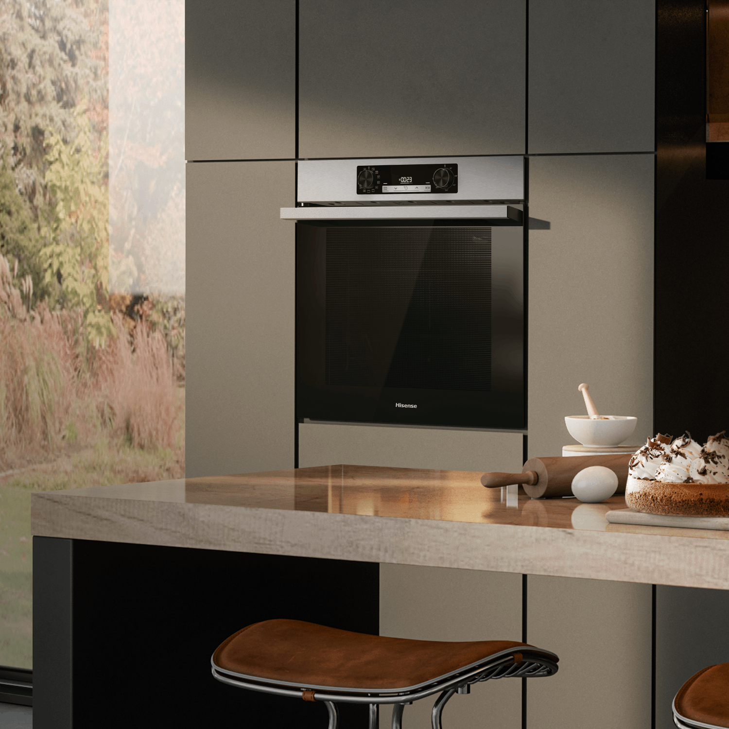 Horno empotrado en una cocina. Encimera con comida, un pastel y ventana con vista exterior.