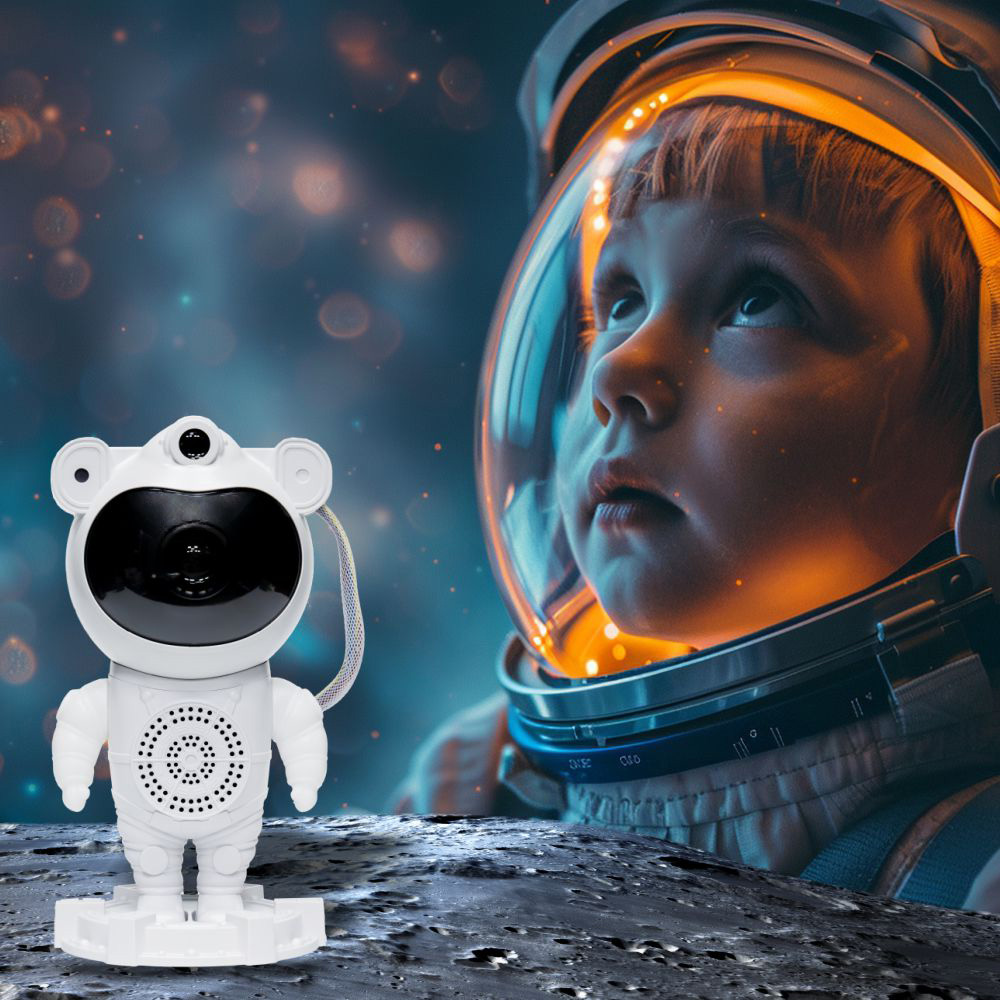 Dziecko w hełmie astronauty patrzy w górę, z białą lampką nocną.