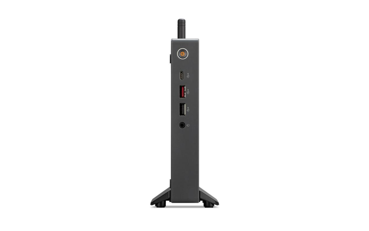 Ein schwarzer Computerturm mit Anschlüssen und Knöpfen an der Seite. Weißer Hintergrund.