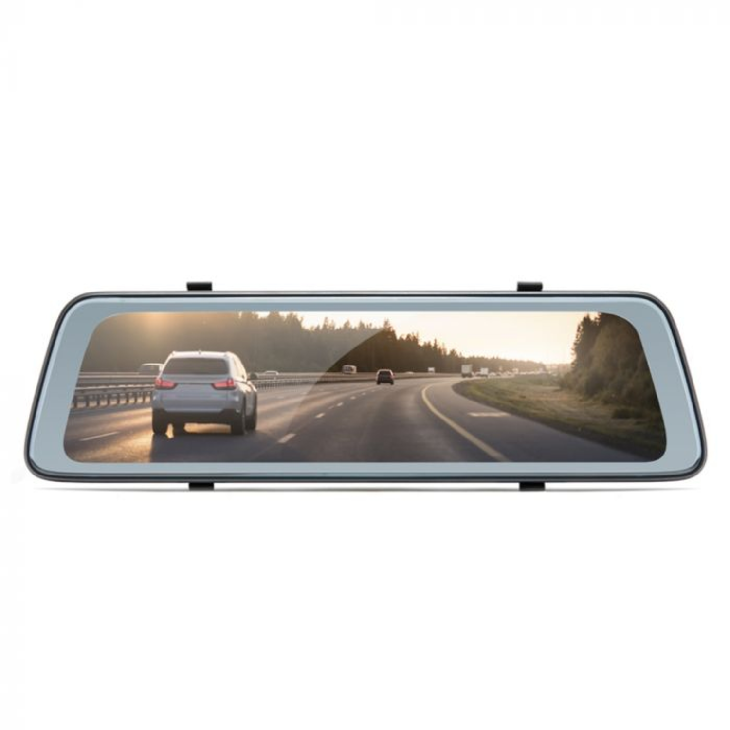 Achteruitkijkspiegel van een auto met een wegreflectie onder een zonsonderganglucht.