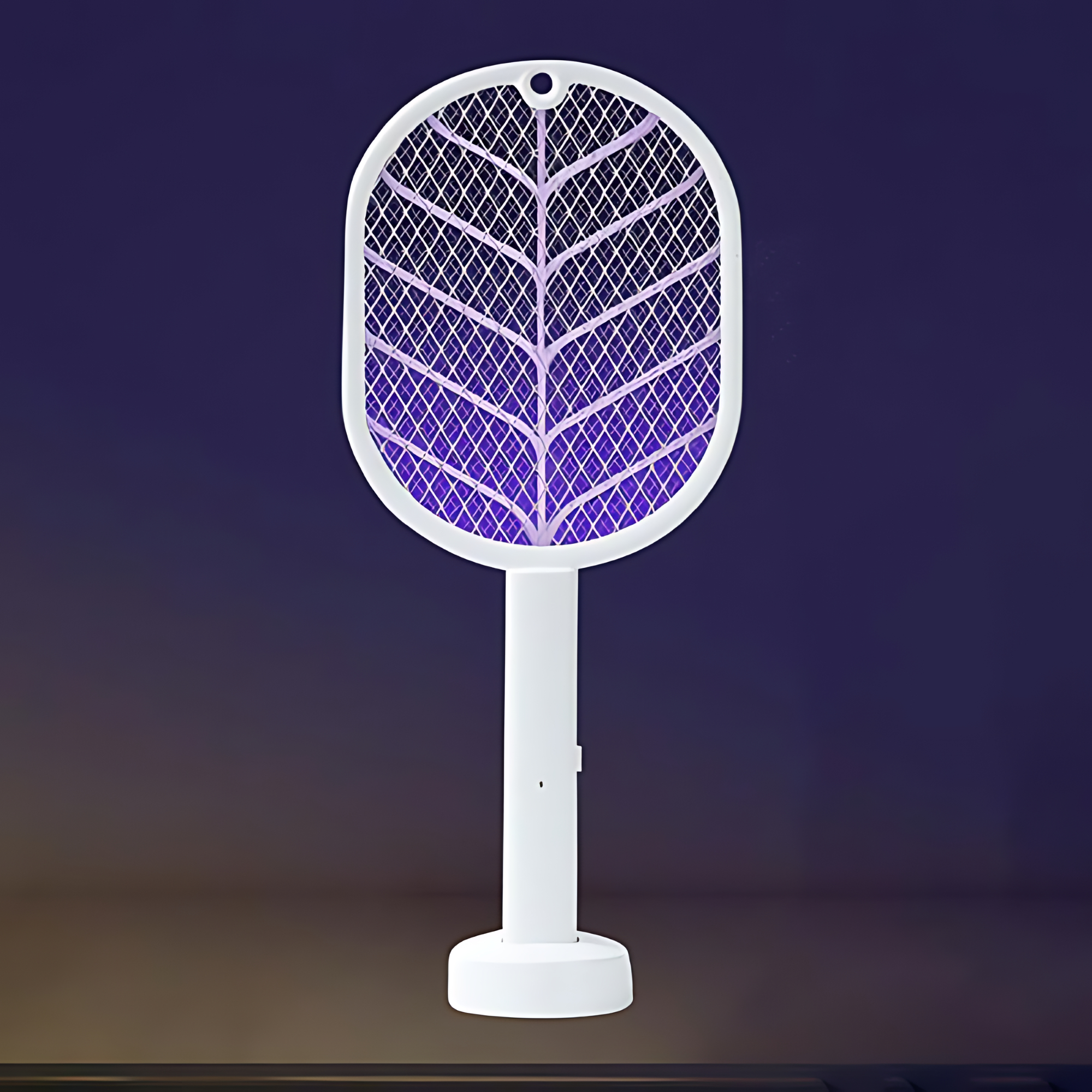 Biała elektryczna packa na muchy z siatką i uchwytem, na gradientowym fioletowym tle.