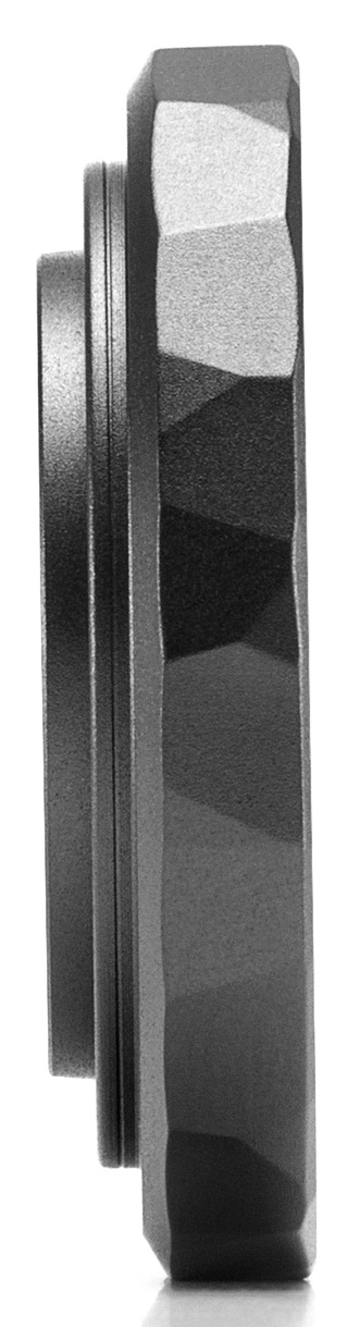 Czarny, kanciasty profil boczny obiektywu. Ma teksturowaną powierzchnię.