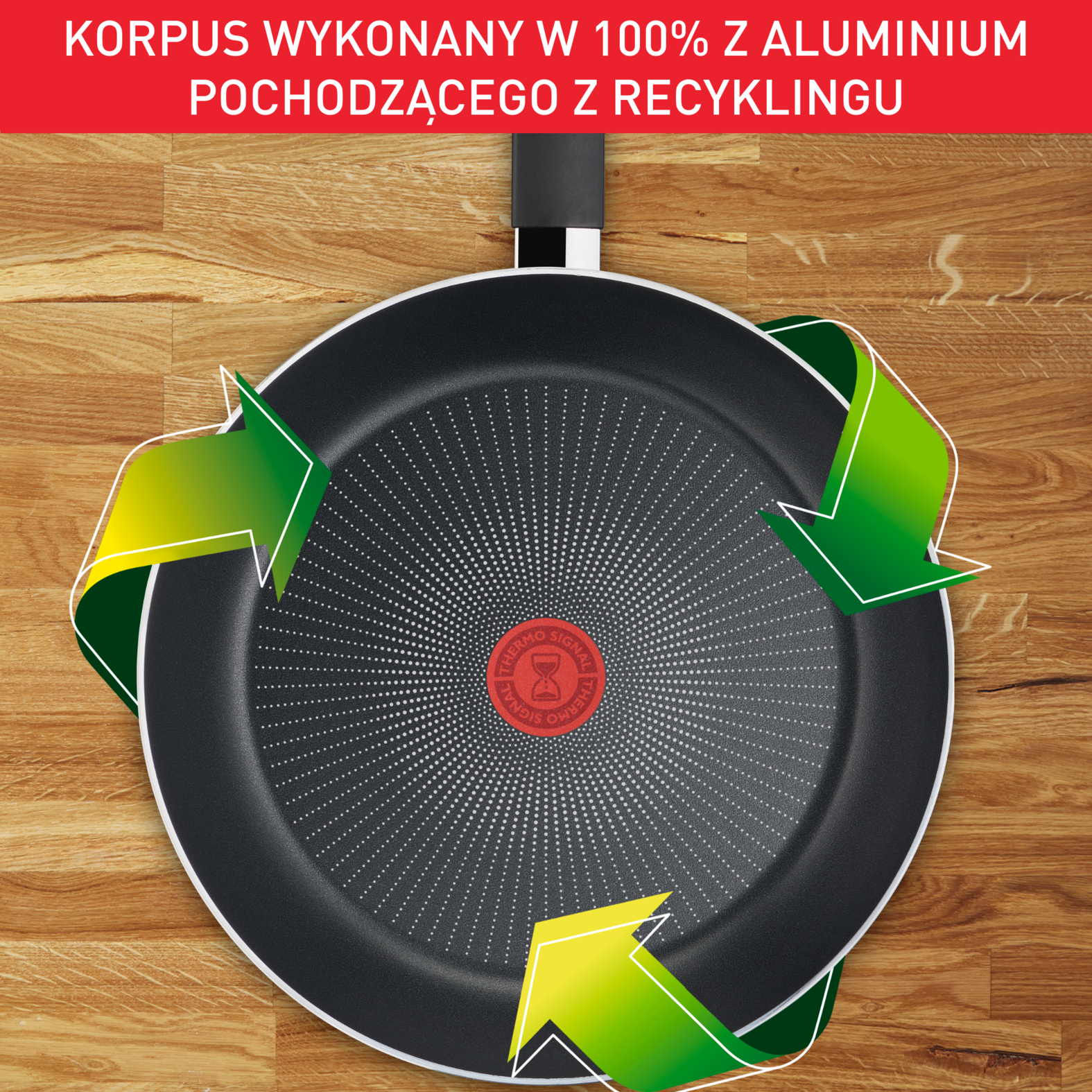 Patelnia ze strzałkami. Tekst mówi, że patelnia jest wykonana z aluminium pochodzącego z recyklingu.