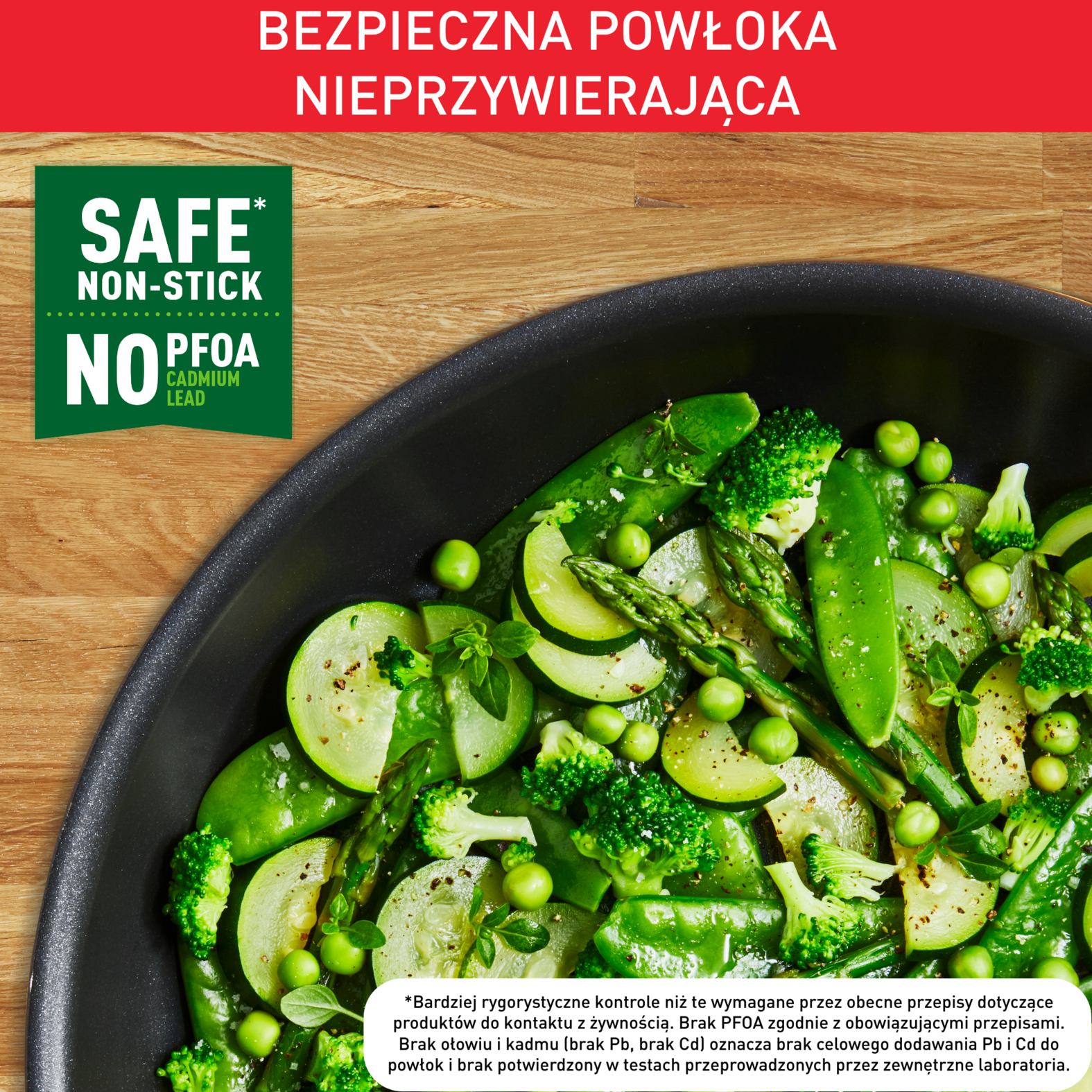Zbliżenie patelni z gotowanymi zielonymi warzywami, tekst o bezpiecznej powłoce nieprzywierającej.
