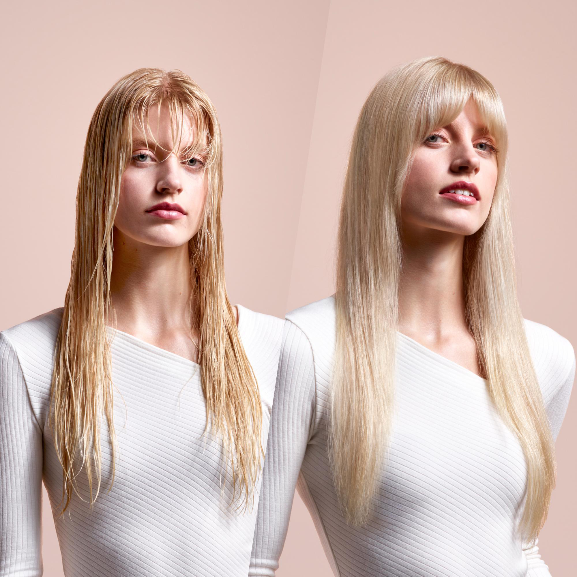 Zwei Frauen, eine mit nassem, zerzaustem Haar, die andere mit gestyltem, blondem Haar, vor pinkem Hintergrund.